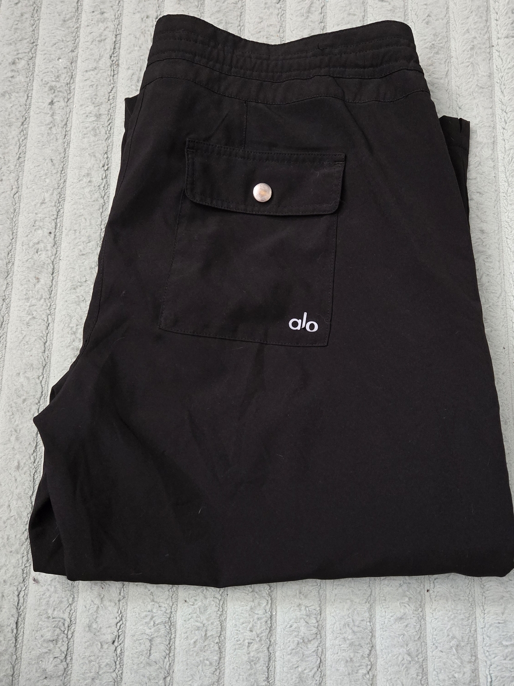 ALO Yoga Women's Black Capris with Flap Pocket